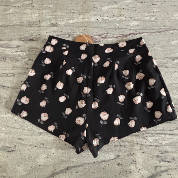 BRAND NEW Essue Womens Black Floral Pleated Fashion Shorts - Size M - Picture 2 of 4